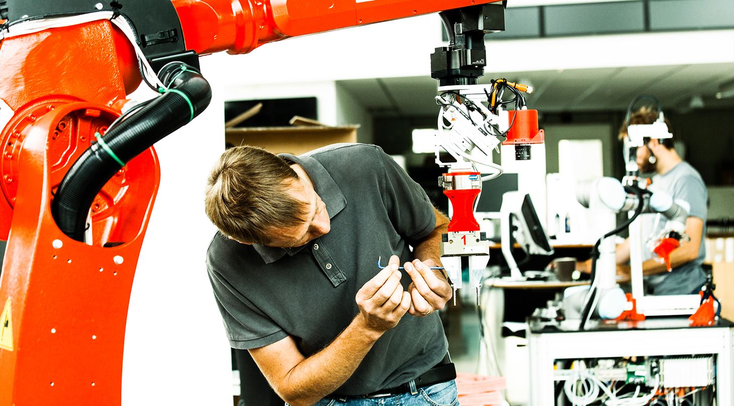 Mand skruer p� robotgriber